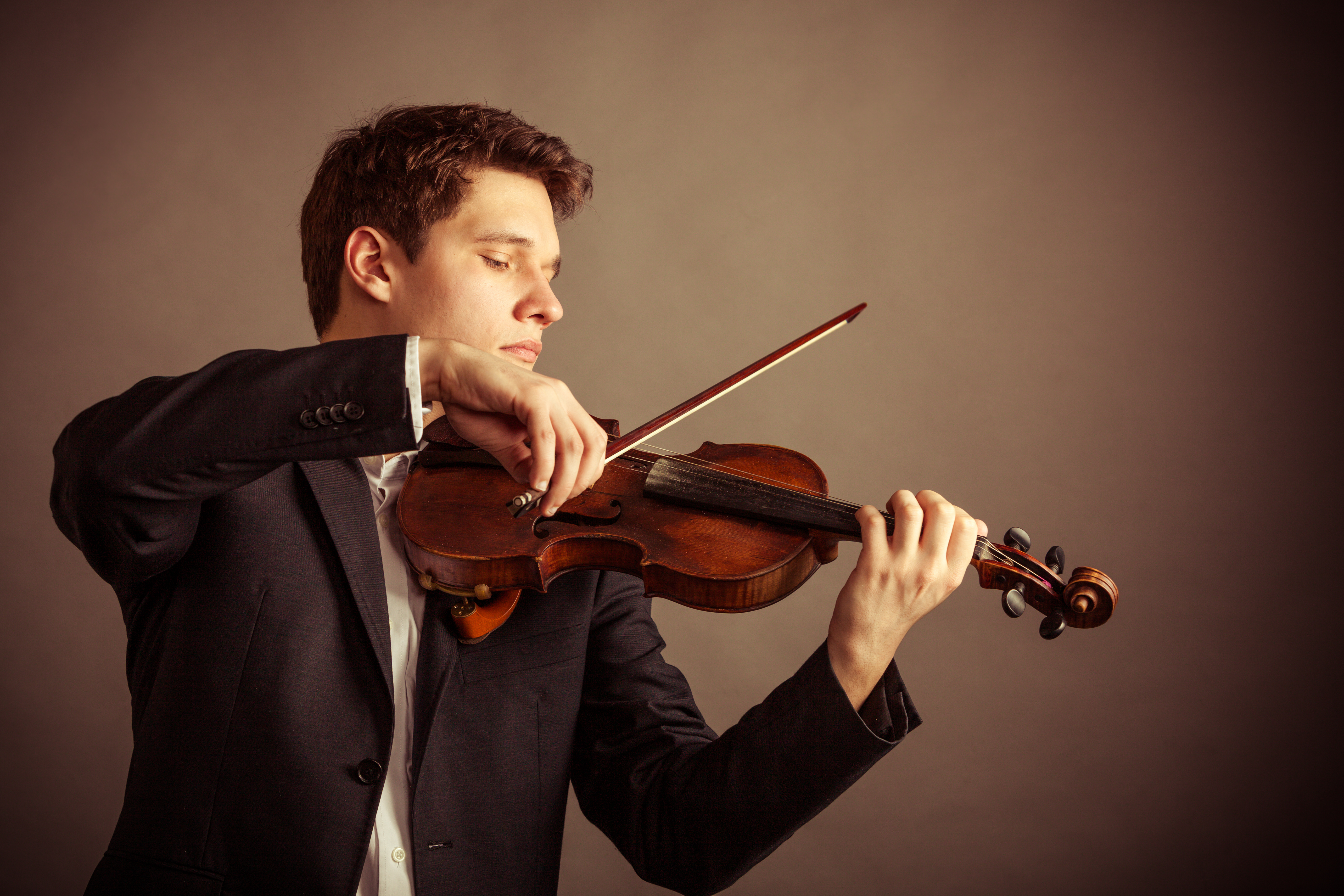 Violonistul Alexandru Tomescu si pianistul Amir Tebenikhin canta in deschiderea Concursului „George Enescu”.