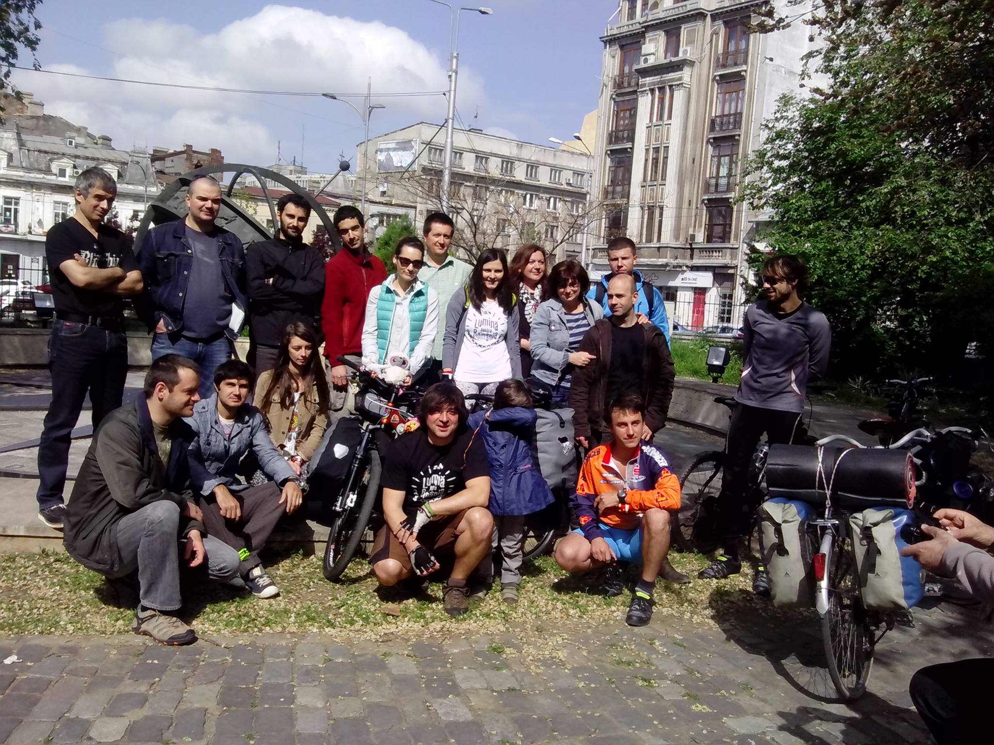 Tur cu bicicleta prin cătunele României în cadrul campaniei „Lumină pentru România”