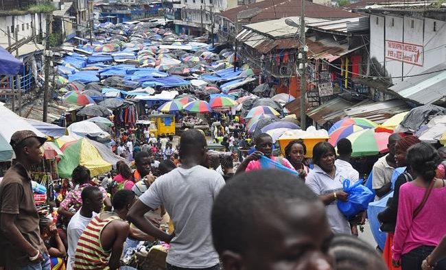 Cel mai controversat antreprenor vinde domeniul Ebola.com