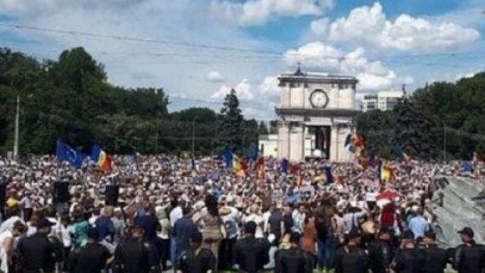 Cum să participi la proteste fără să fii concediat