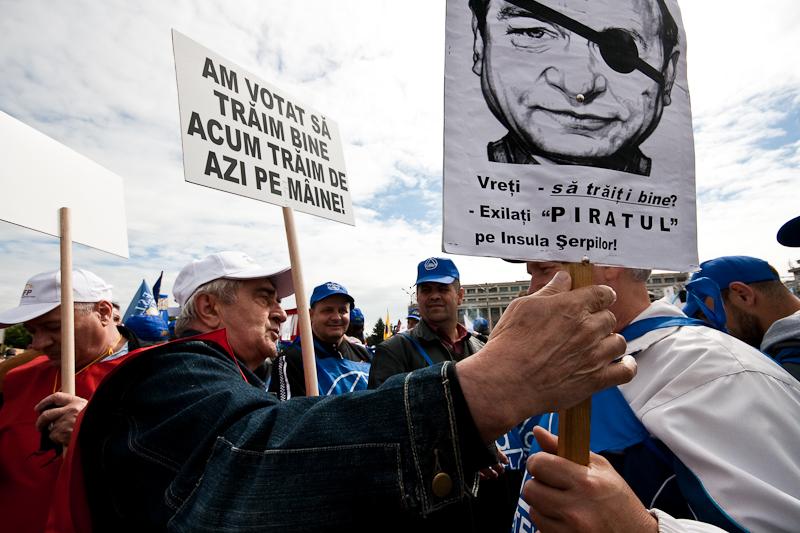 Miting in Piata Victoriei: Sindicatele nu au reusit sa aduca 60.000 de oameni - Galerie foto