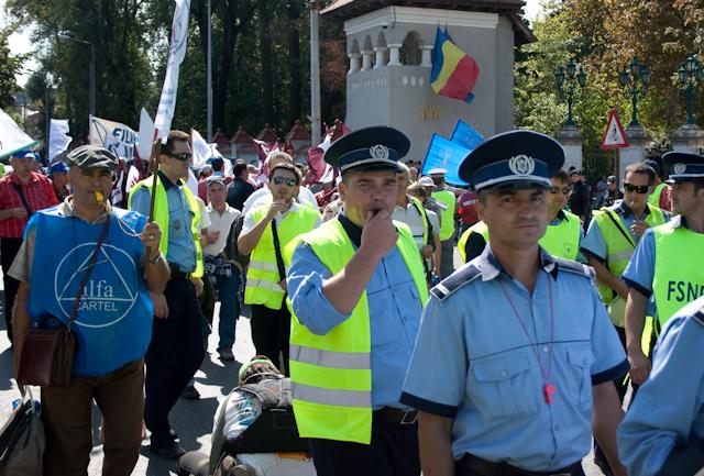 Peste o treime dintre romani sprijina protestele bugetarilor