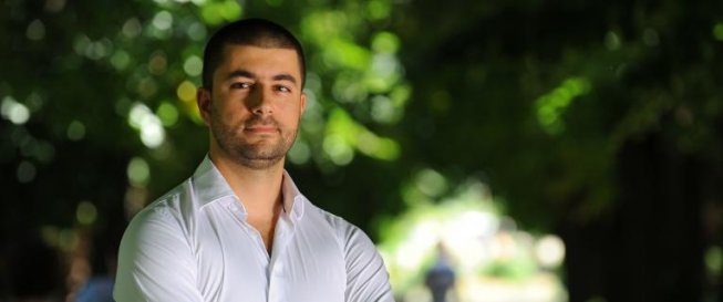 El a ales România - Adrian Măniuţiu, tânărul care a ocolit scurtătura românească