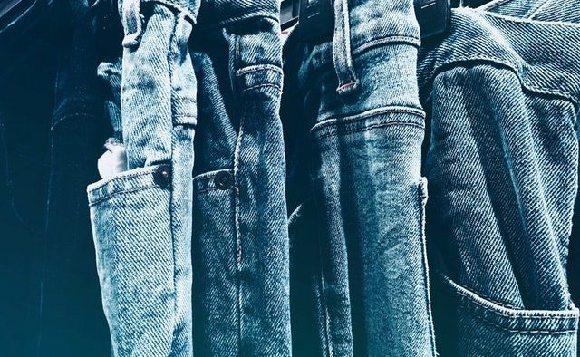 Levi’s renunță la finisajul manual dar nu și la oameni