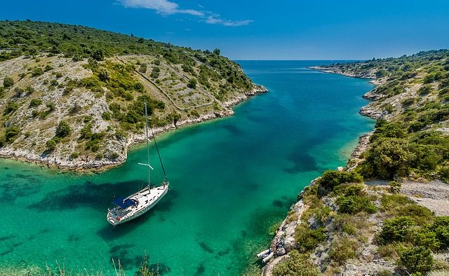 Tot mai mulţi români merg în vacanţe pe banii companiilor