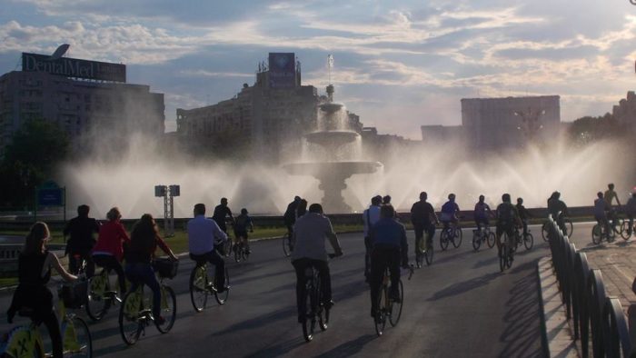 Vino și tu pe bulevard, în costum și pedalând bicicleta