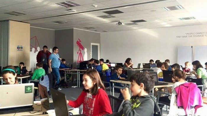 Tot mai mulți copii și tineri învață să programeze la Coder Dojo