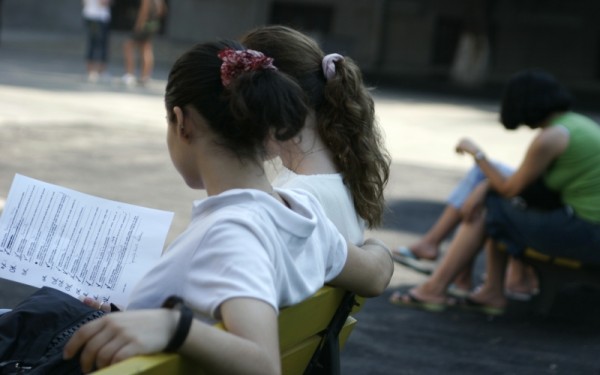 850 de eleve, provenind din medii modeste, sunt încurajate să își continue studiile