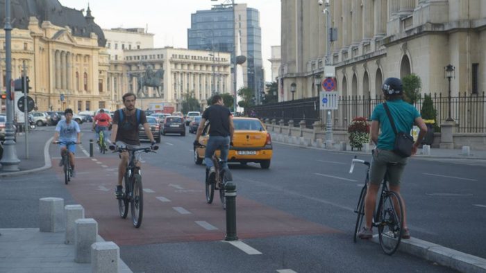 Tot mai mulți români preferă bicicleta sau mersul pe jos în locul mașinii