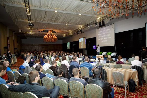 Speakeri de calibru, premii cash de 20.000 USD și peste 700 de participanți entuziaști la How to Web 2012