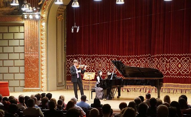 Sonata Kreutzer interpretată de concertmaistrul Filarmonicii din Viena pe scenele din România