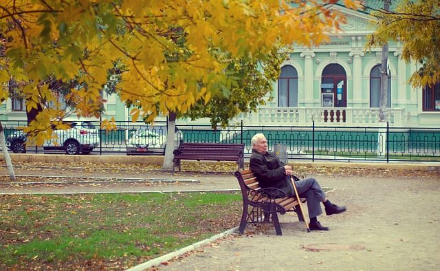 Tinerii se simt mai singuri decât pensionarii