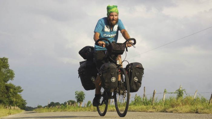 Românul care a făcut autostopul până în Iran şi acum traversează Americile pe bicicletă