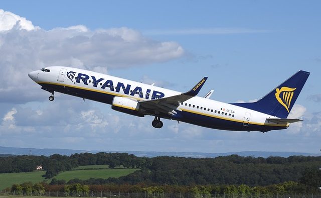 Ryanair angajează 100 de însoţitori de bord