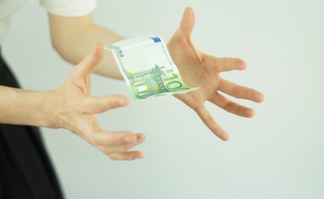 Preşedintele României va avea salariul diminuat conform legii salarizării