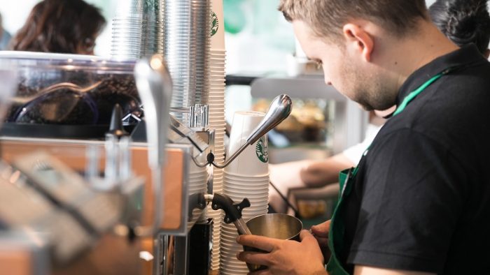 Starbucks vrea să ajungă la aproape 1000 de angajați în următorii doi ani