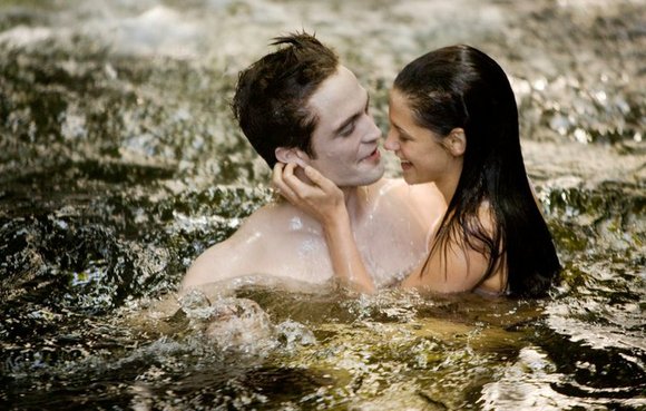 Castiga o invitatie dubla la filmul „Twilight Saga: Breaking Down ”