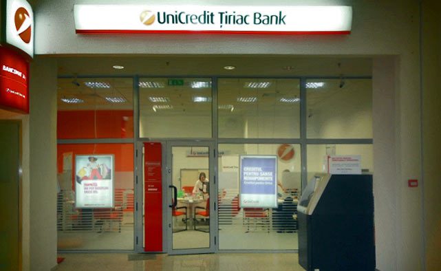 UniCredit se reorganizează. Printre altele, analizează eliminarea a 12.000 de posturi