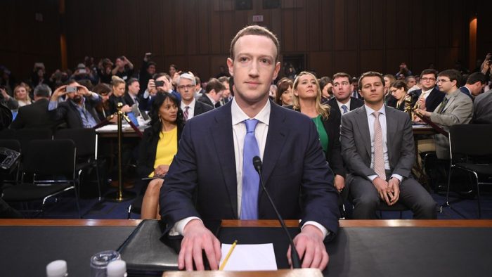 Între imaginea de lider și emoțiile inerente. Comportamentul lui Mark Zuckerberg la audieri, analizat de experți